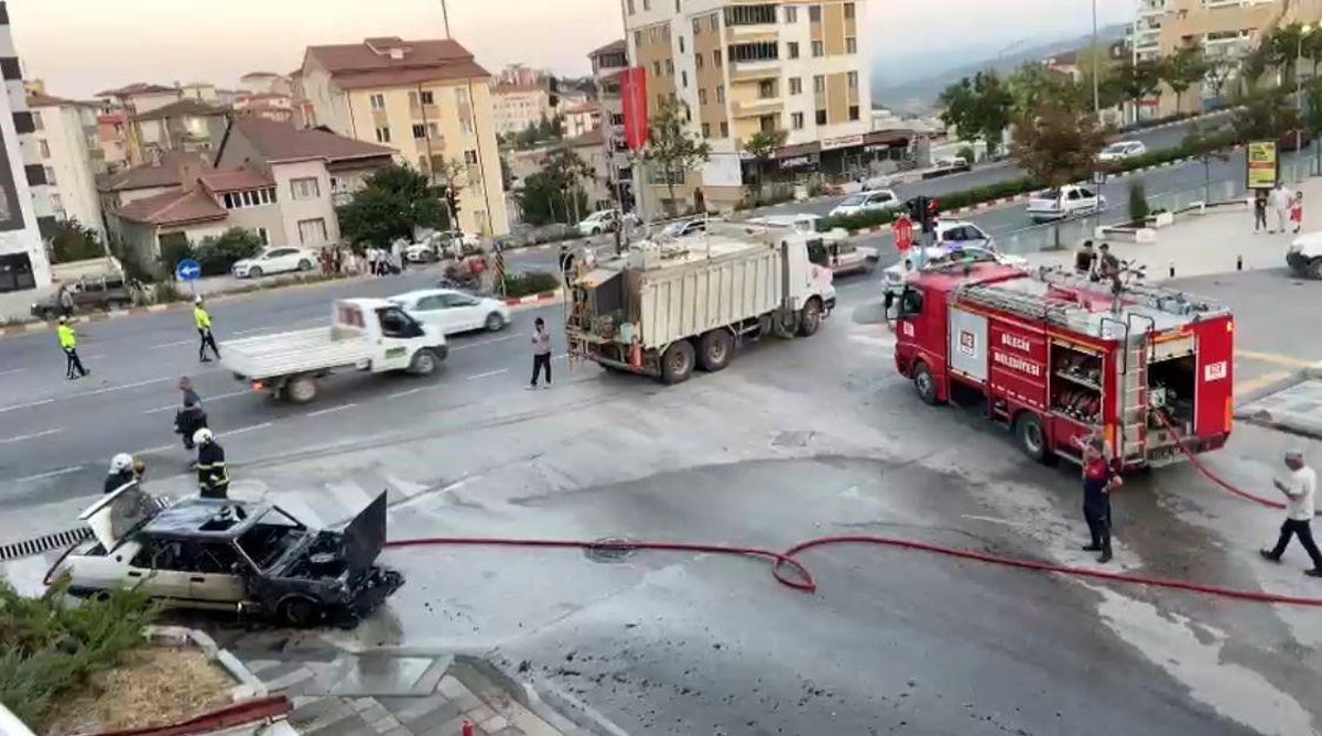 Bilecik\'te Alev Alan Otomobil İtfaiye Tarafından Söndürüldü