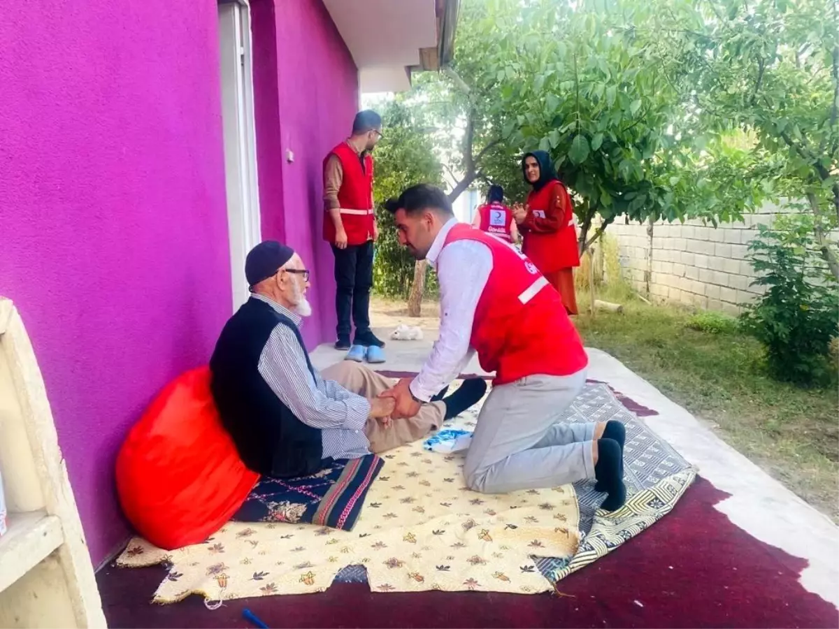 Türk Kızılayı, Doğubayazıt\'ta yalnız yaşayan yaşlıları ziyaret ediyor