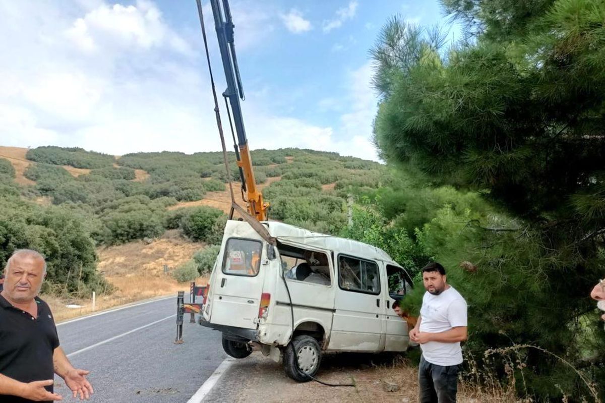 Yağış nedeniyle virajda kayan minibüs uçuruma düştü
