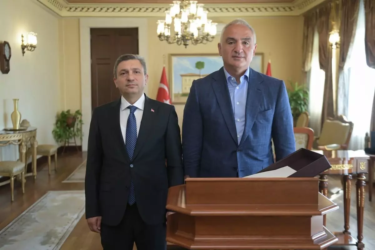Kültür ve Turizm Bakanı Mehmet Nuri Ersoy, Malatya\'dan Antalya\'ya atanan Vali Hulusi Şahin\'i ziyaret etti