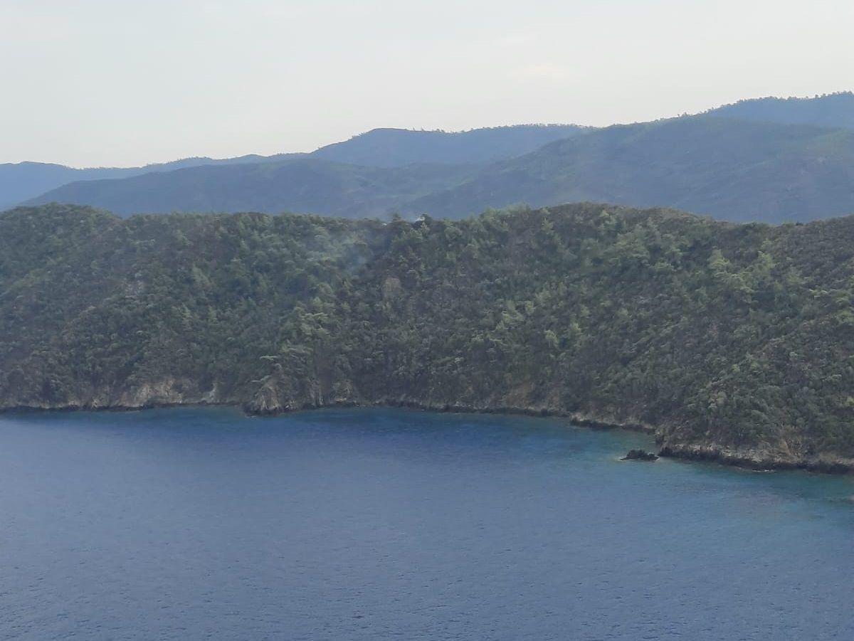 Marmaris\'te Orman Yangını: Havadan ve Karadan Müdahale Devam Ediyor