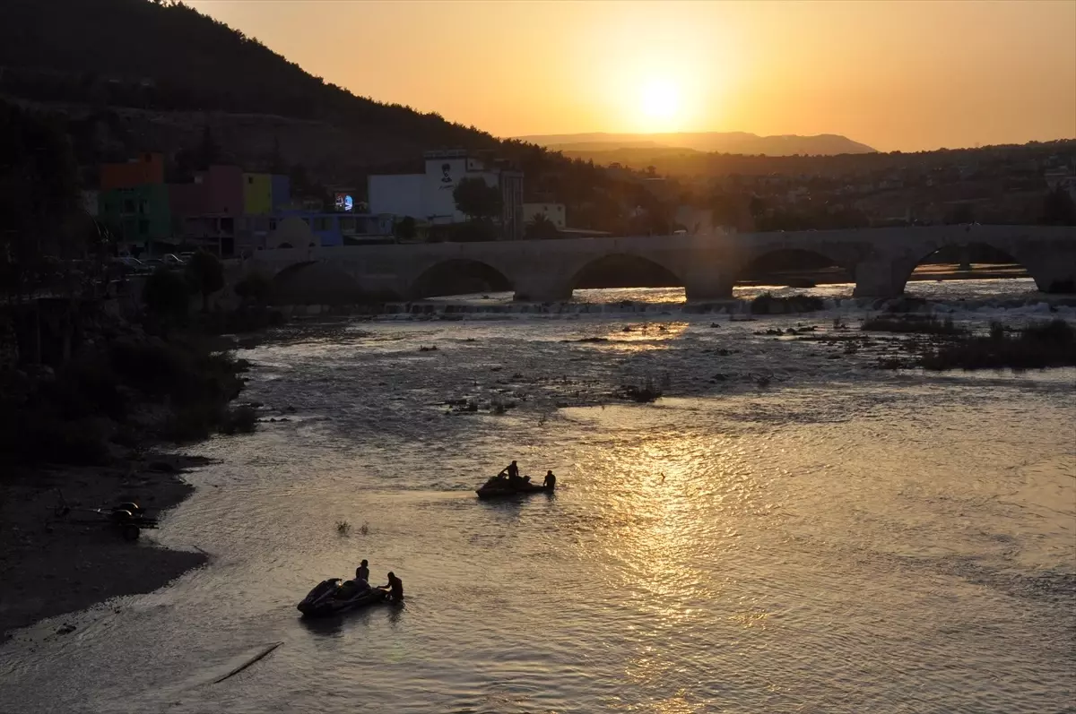 Silifke\'de Göksu Nehri\'nde Flyboard Gösterisi Yapıldı