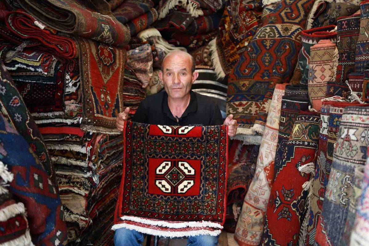 Niğde\'de dokuma halı tamiri mesleğinin son temsilcisi İlyas Dokuz