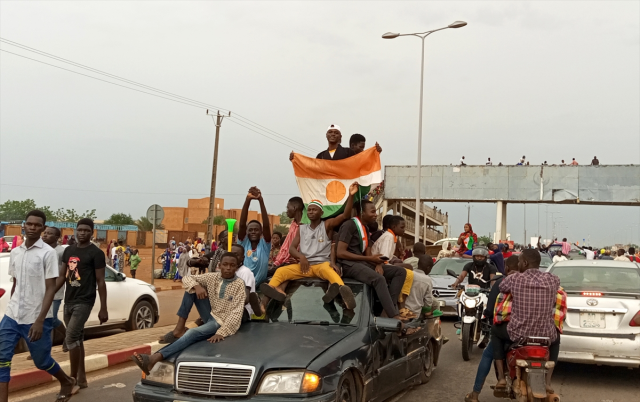 Nijer'de Fransız birliklerinin ülkeden çekilmesi için binlerce kişi sokaklara indi