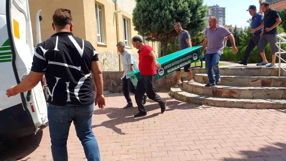 Kayseri\'de Öğretmen Evinden Düşerek Hayatını Kaybetti