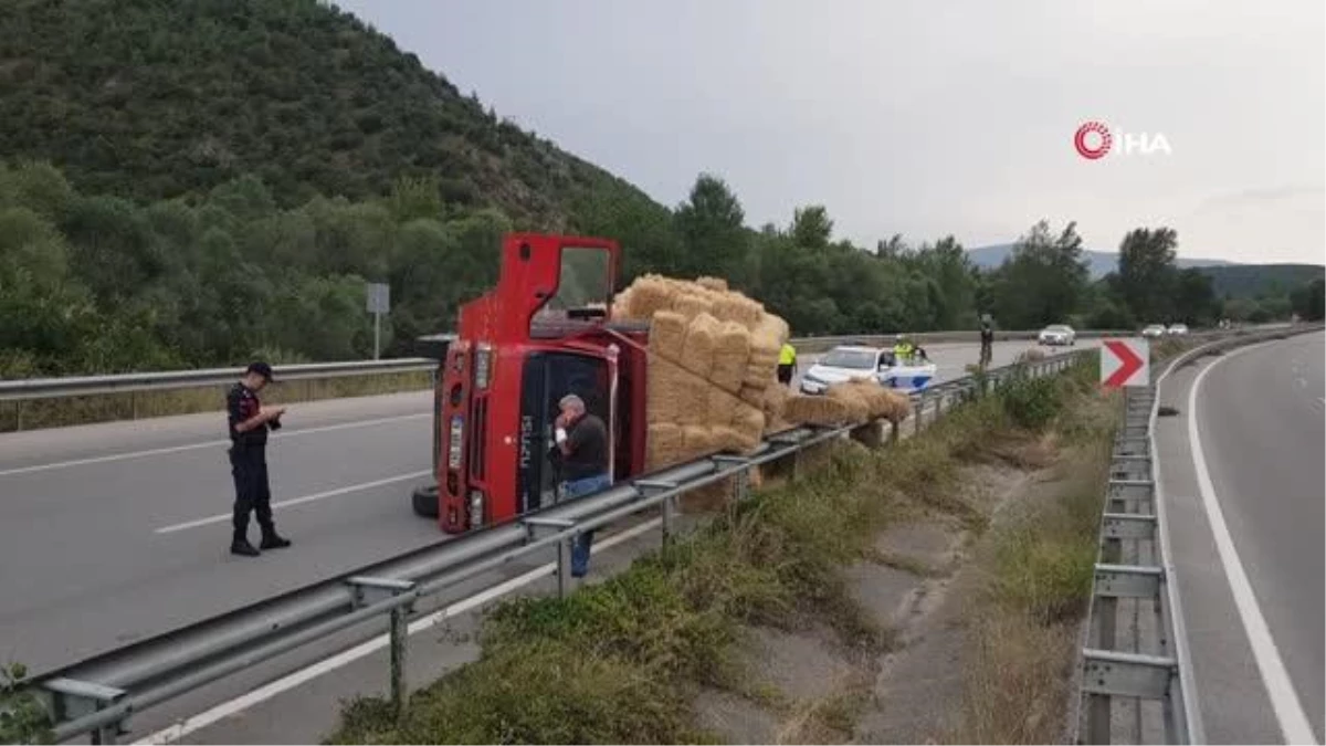 Karabük\'te saman yüklü kamyon devrildi, 1 kişi yaralandı