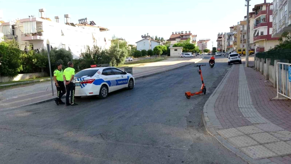 Antalya\'da elektrikli scooter ile motosiklet çarpıştı: Genç kız yaralandı