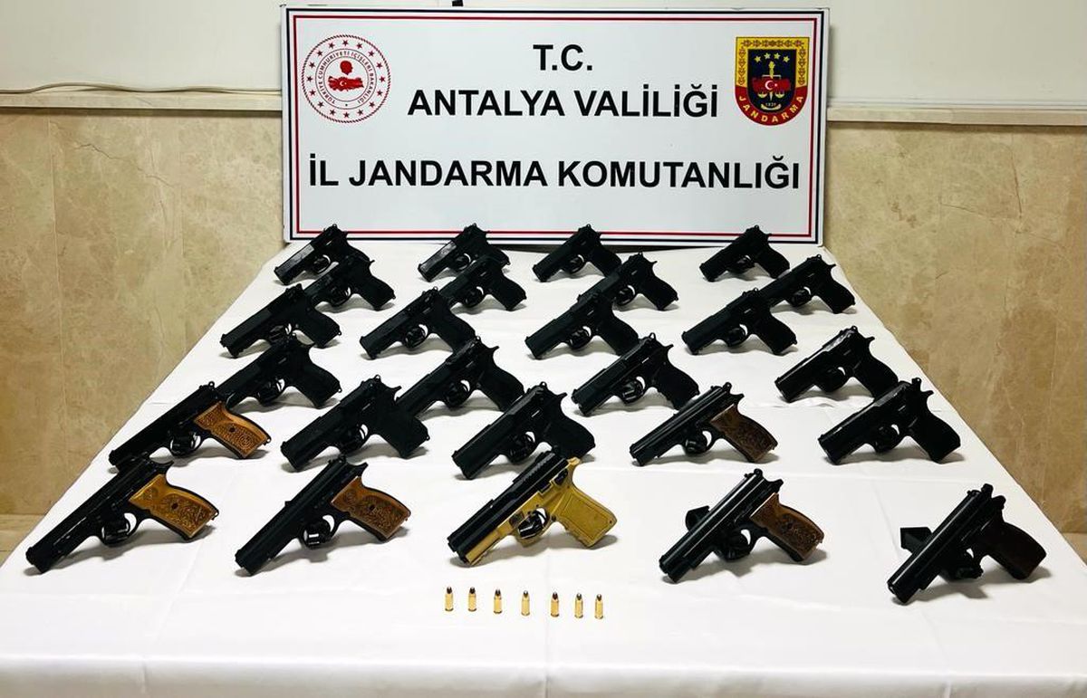 Antalya\'da 26 Adet Ruhsatsız Tabanca Ele Geçirildi