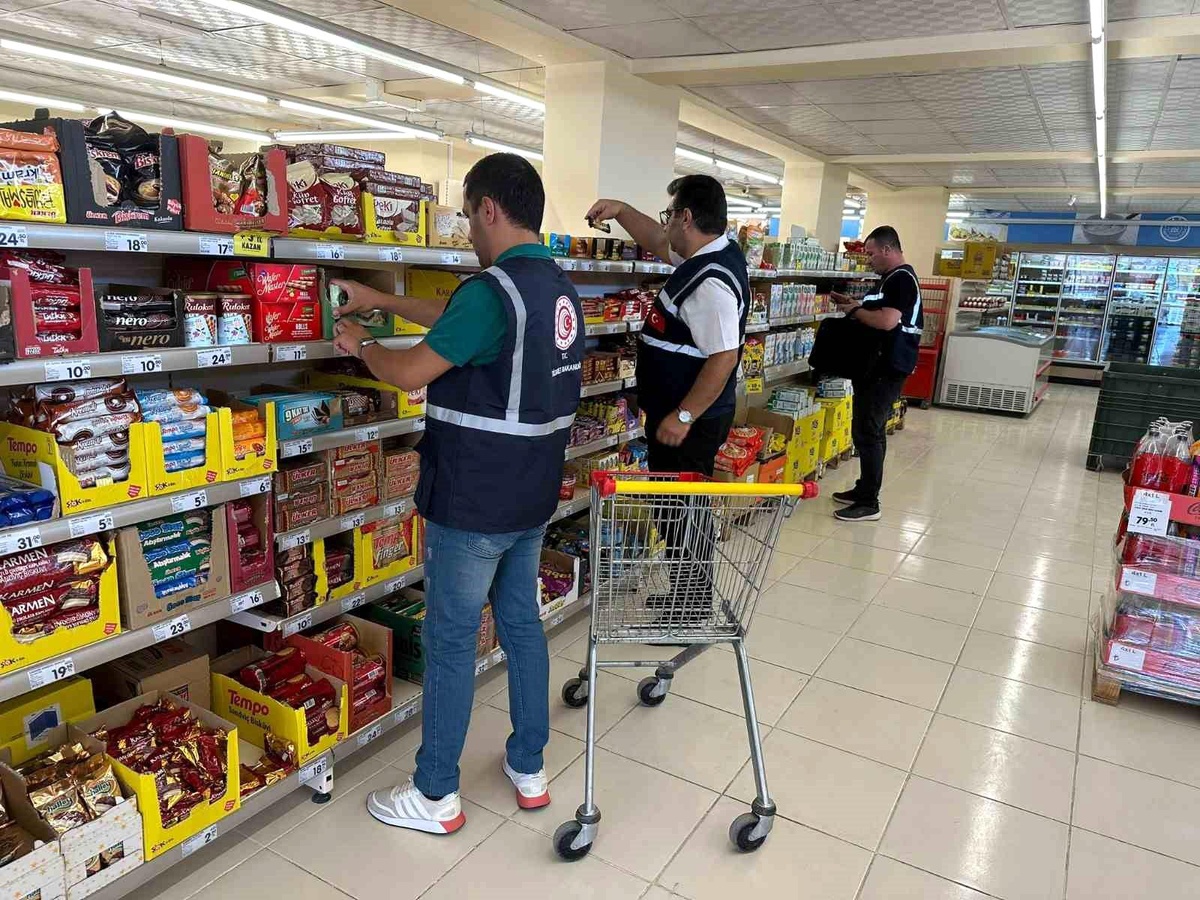 Siirt Ticaret İl Müdürlüğü Marketlerde Etiket Denetimi Gerçekleştirdi