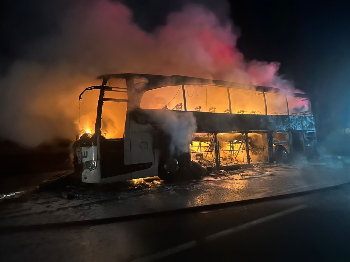 Sivas\'ta seyir halindeki yolcu otobüsü alev aldı