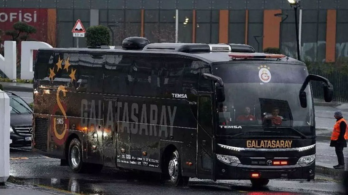 Galatasaray\'ın teknik ekip otobüsüne Gaziantep\'te taşlı saldırı