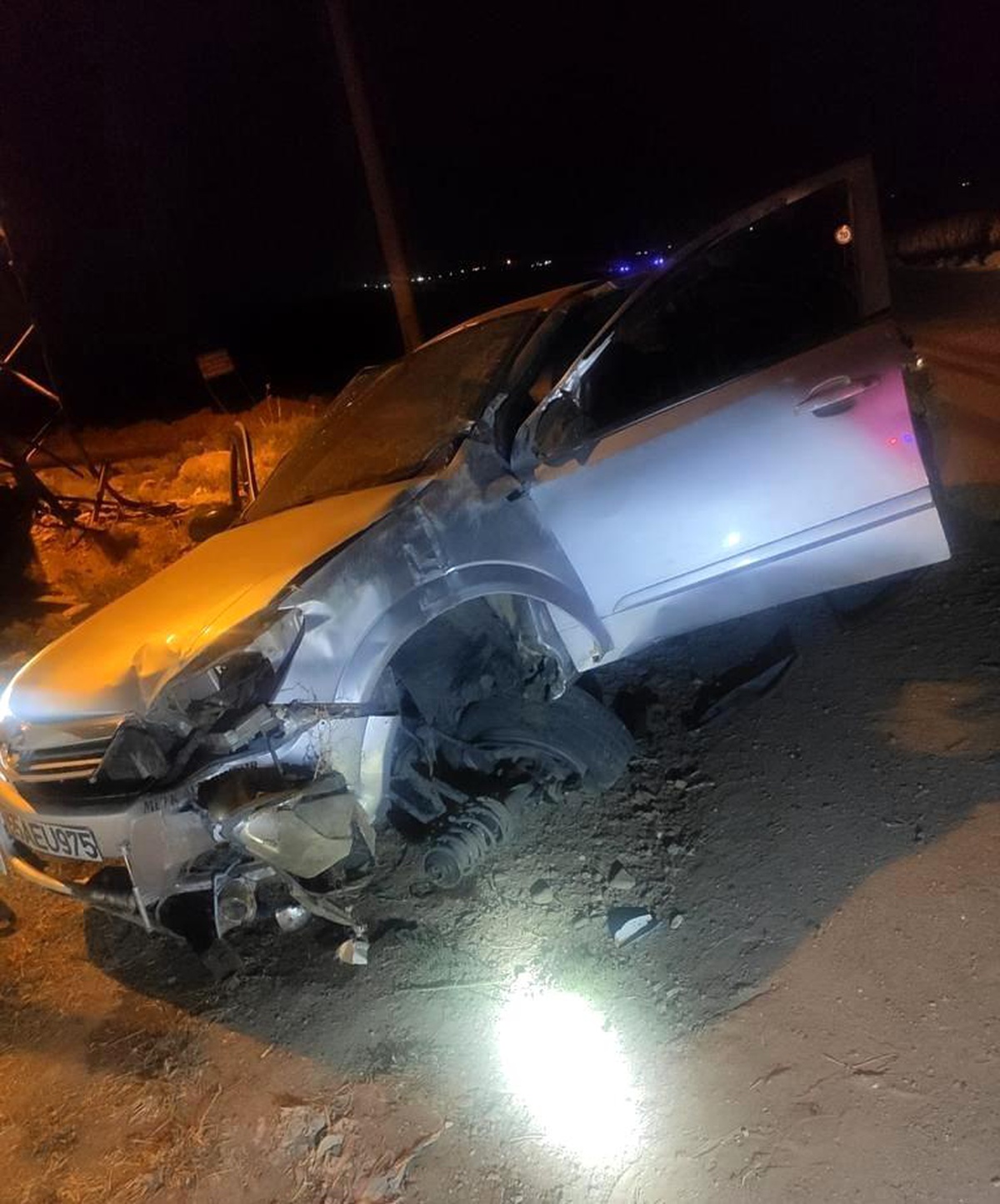 Batman\'da Otomobil Elektrik Direğine Çarptı: 3 Yaralı