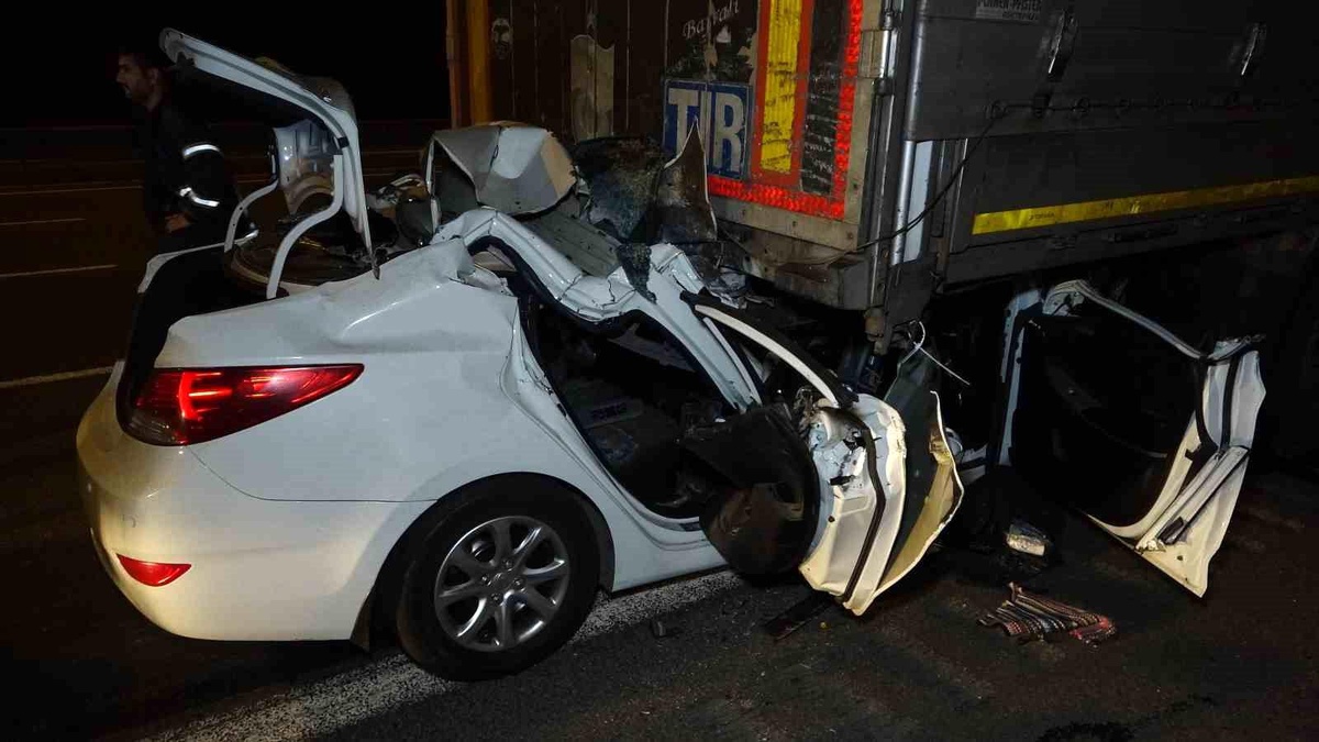 Kuzey Marmara Otoyolu\'nda feci kaza: Otomobil tıra çarptı, sürücü hayatını kaybetti
