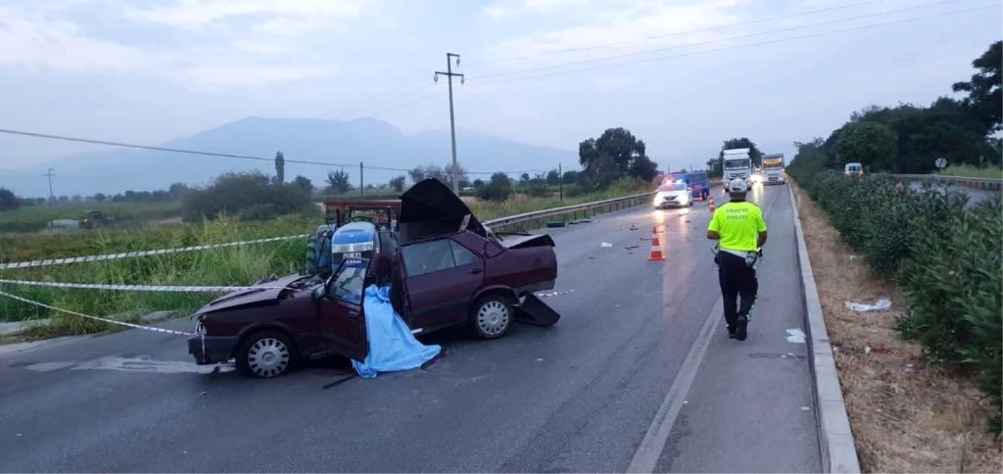 Manisa\'da traktöre çarpan otomobilde 1 ölü, 3 yaralı