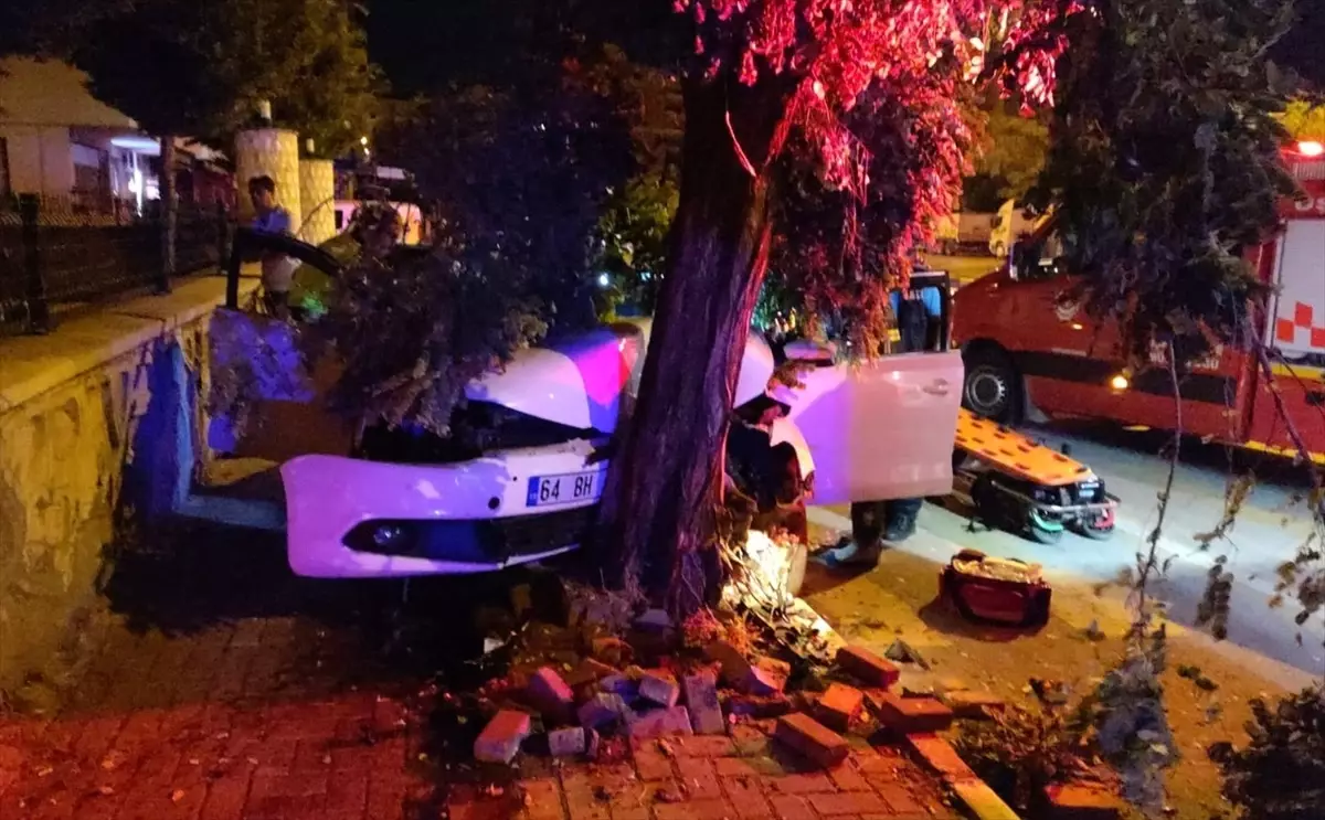 Uşak'ta Yol Kenarındaki Ağaca Çarpan Otomobilin Sürücüsü Yaralandı