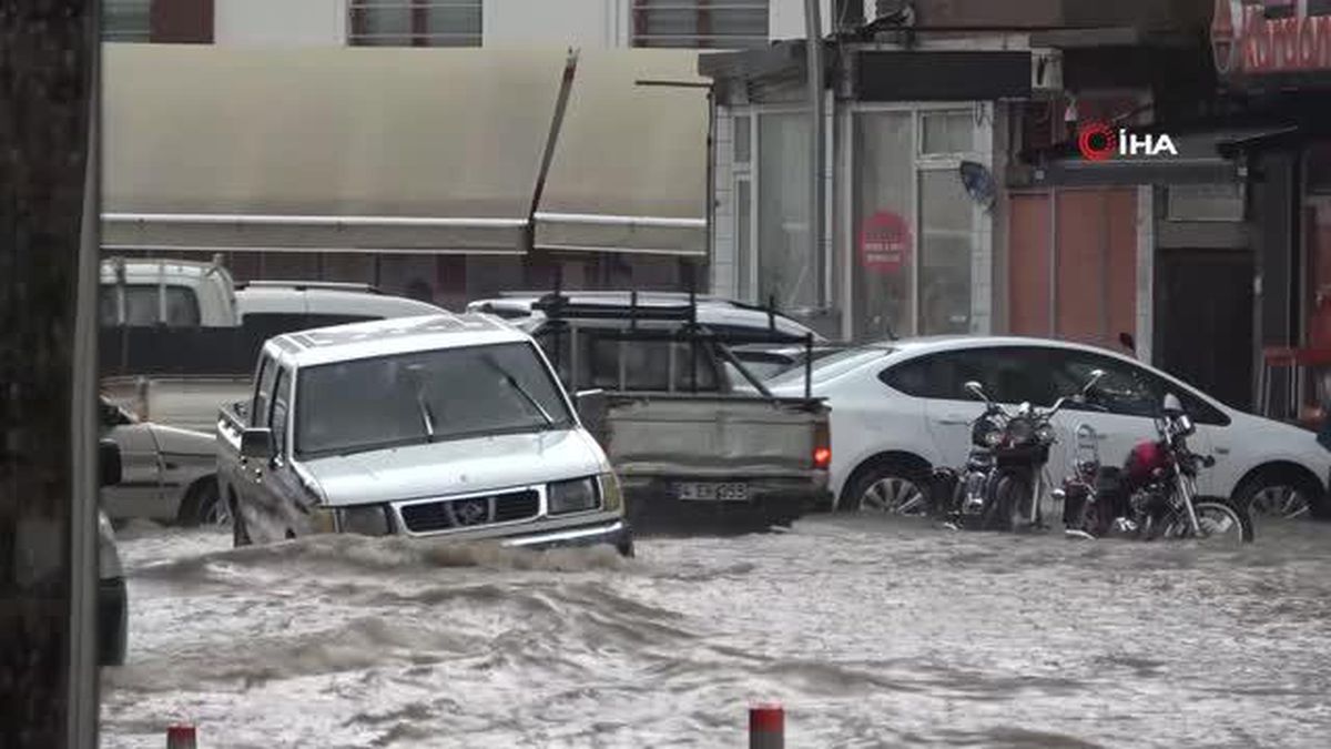 Uşak\'ta sağanak sonrası yollar göle döndü, araçlar suya gömüldü