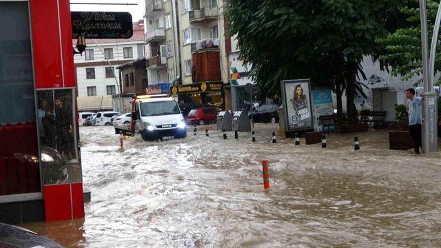 Uşak'ta Şiddetli Yağış ve Fırtına Hayatı Olumsuz Etkiledi