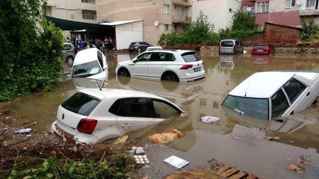 Uşak'ta Şiddetli Yağış ve Fırtına Hayatı Olumsuz Etkiledi