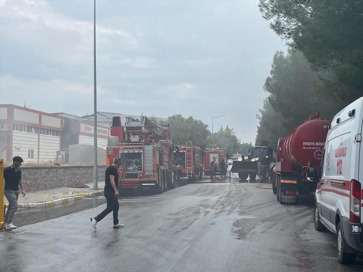 Uşak\'ta tekstil fabrikasında yangın çıktı