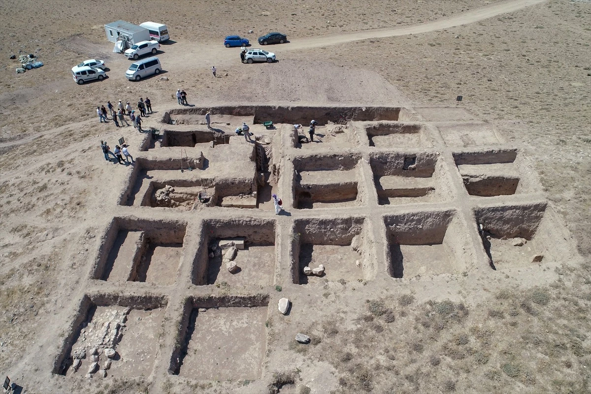 Van\'da Urartular Dönemine Ait Yeni Anıtsal Yapılar Bulundu