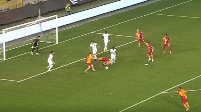 Yok artık Kerem! Attığı gol iptal oldu peşine bir tane daha attı Yok artık Kerem! Attığı gol iptal oldu peşine bir tane daha attı