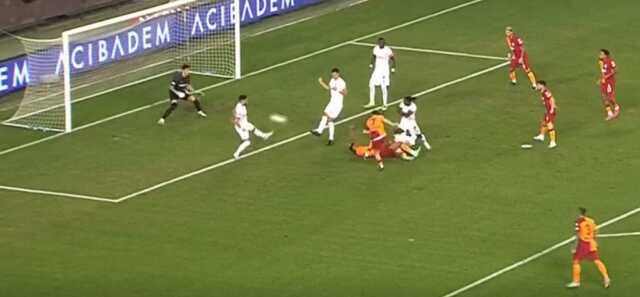 Yok artık Kerem! Attığı gol iptal oldu peşine bir tane daha attı Yok artık Kerem! Attığı gol iptal oldu peşine bir tane daha attı