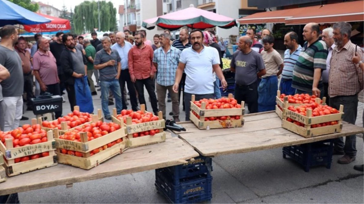 Pazarcılardan zincir marketlere tepki: Dün 16 lira olan domates bugün nasıl 8 liraya indi?