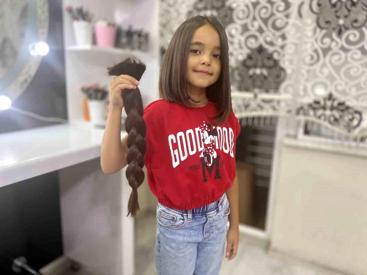 8 Yaşındaki Azra Usluoğlu Saçlarını Lösemi Hastalarına Bağışladı