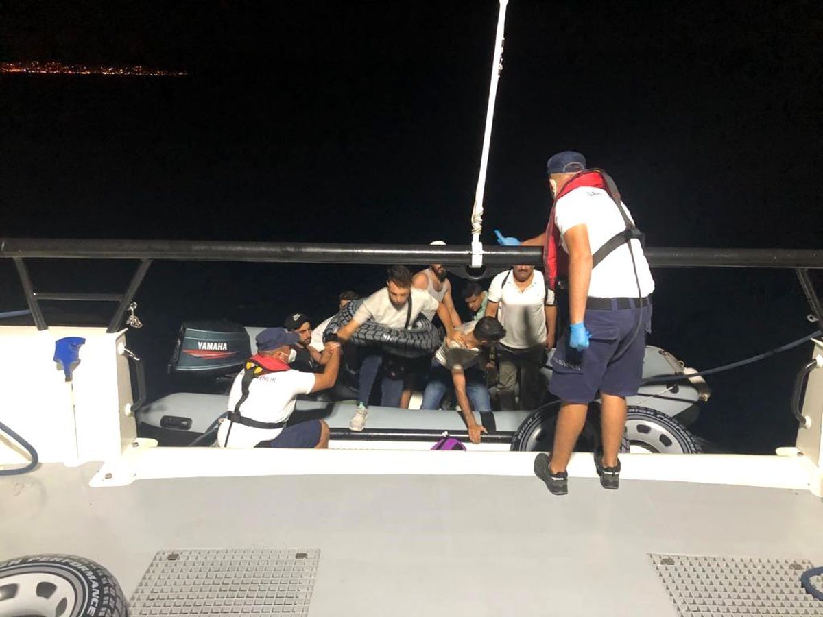 Bodrum açıklarında lastik botta 9 düzensiz göçmen yakalandı
