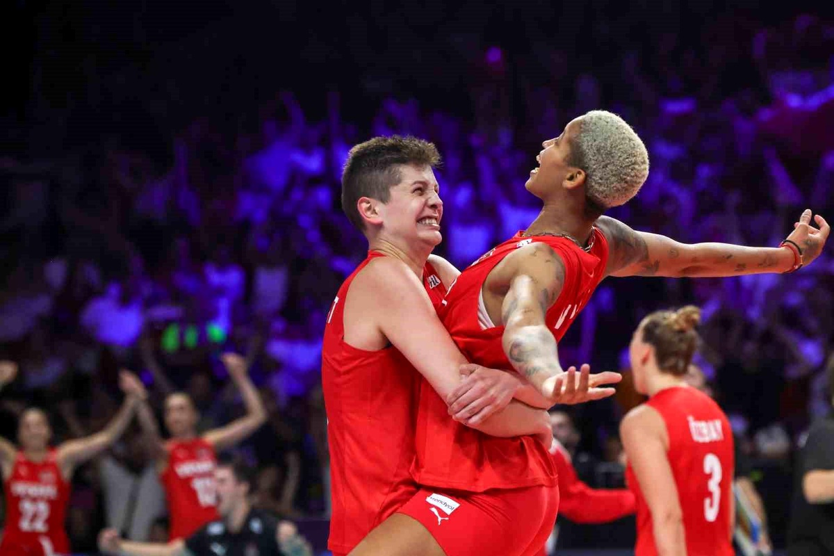 Beşiktaş Stadyumu\'nda Sivasspor maçı sonrası A Milli Kadın Voleybol Takımı\'nın final müsabakası yayınlandı