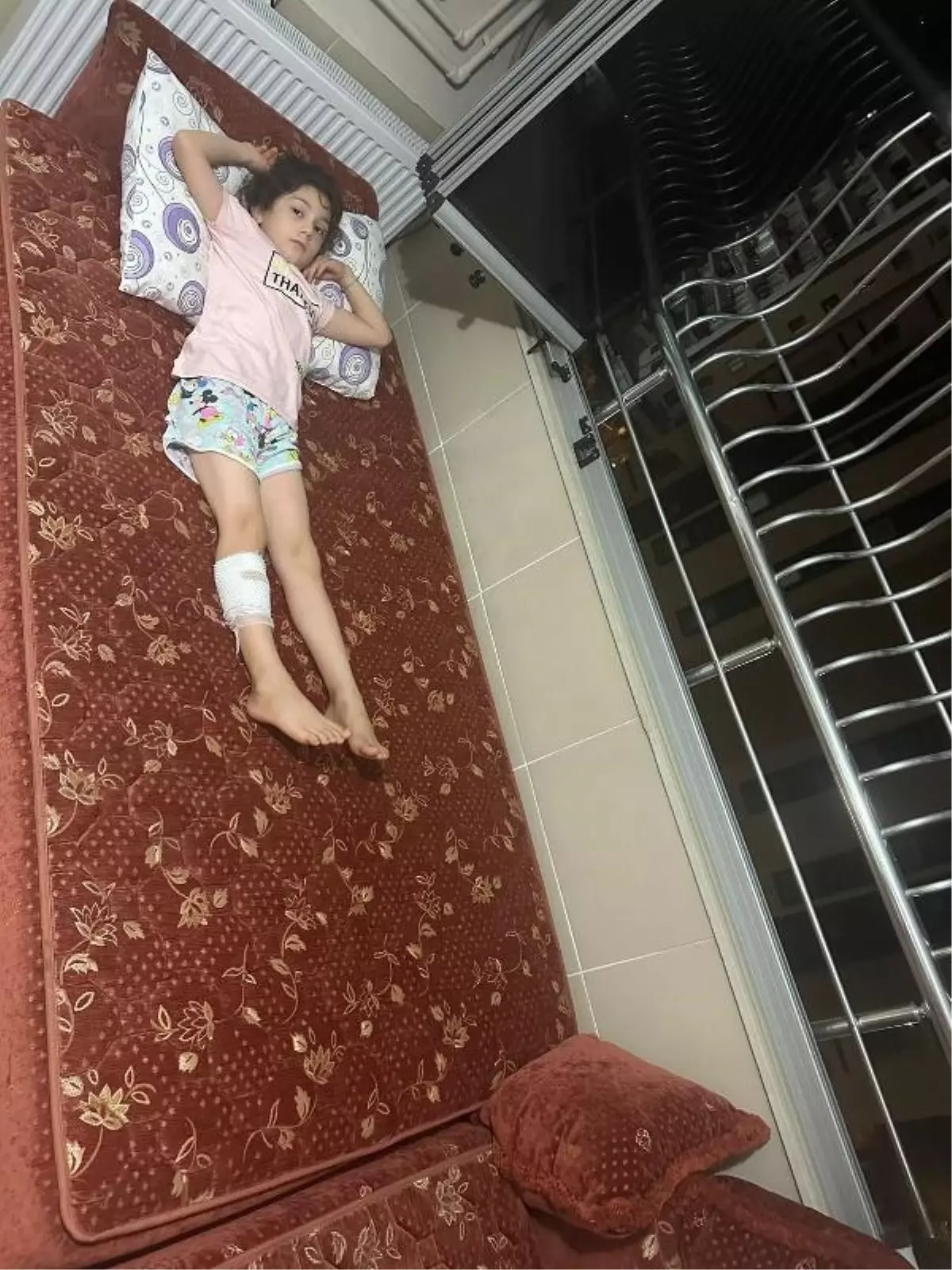 Balkonda uyuyan çocuk yorgun mermiyle yaralandı
