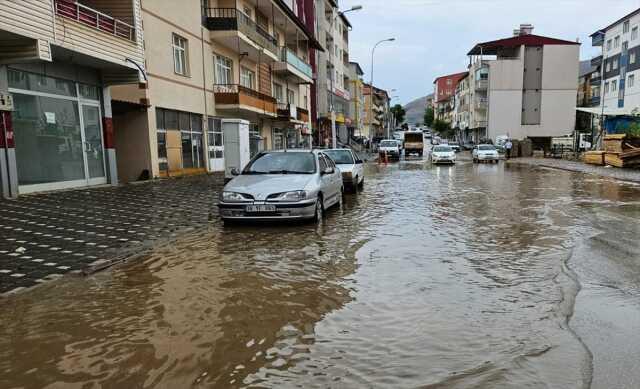 Adana'da yağmur sele neden oldu