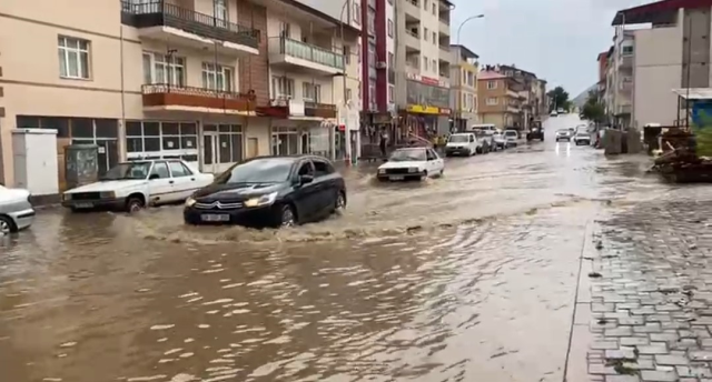 Adana'da yağmur sele neden oldu
