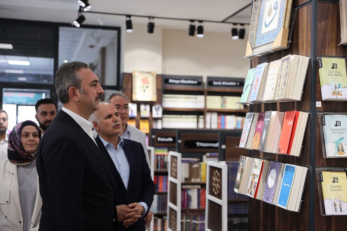 AK Parti Grup Başkanvekili Gül, Gaziantep\'te gençlerle buluştu