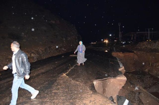 Aksaray'da Sel Sonucu Yol Yarıldı, 13 Kişi Hastaneye Kaldırıldı Aksaray'da Sel Sonucu Yol Yarıldı, 13 Kişi Hastaneye Kaldırıldı