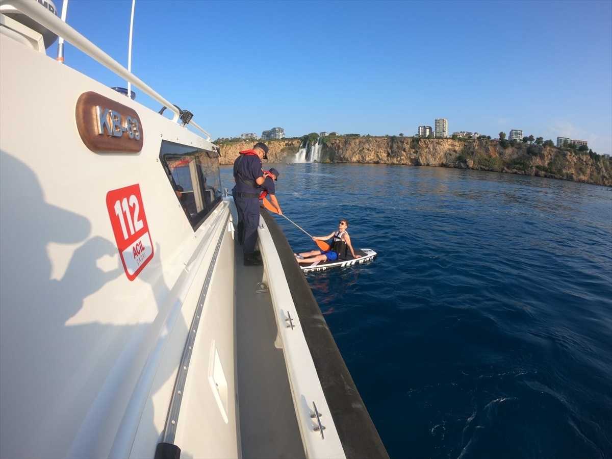 Antalya\'da yasadışı kürek sörfü yapan yabancı uyruklu kişi sınır dışı edildi