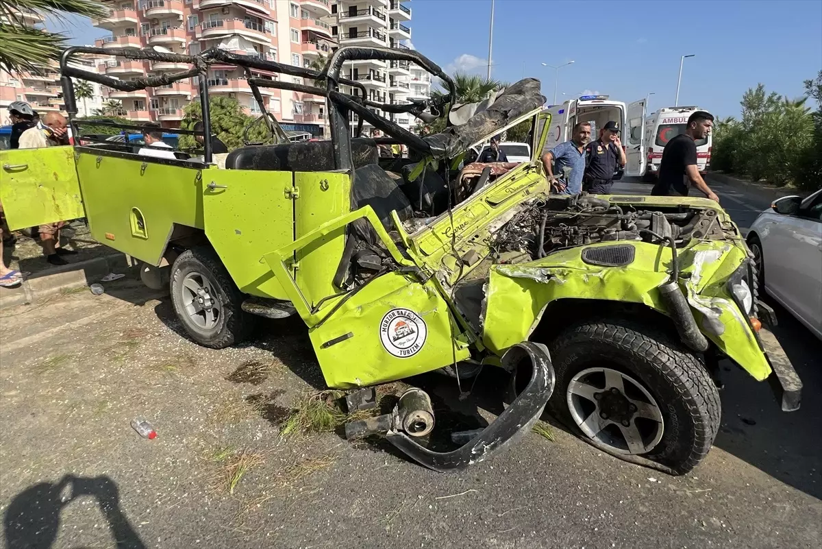 Alanya\'da saferi aracının takla atması sonucu 1 kişi öldü, 15 kişi yaralandı