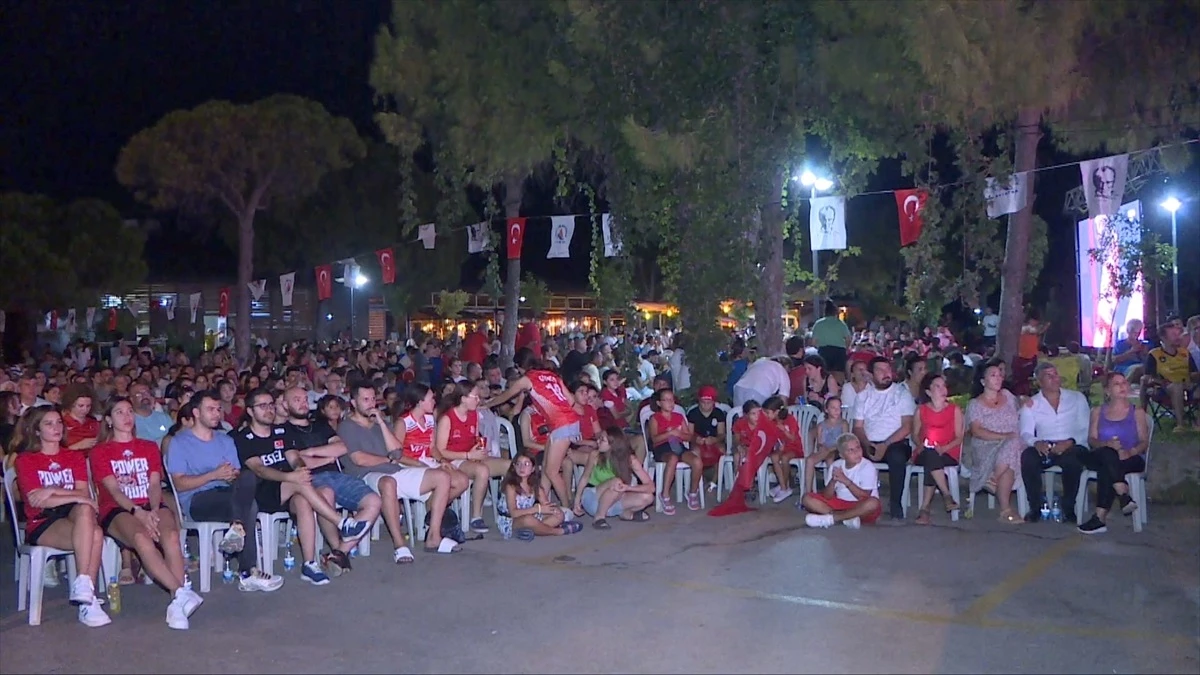 Antalyalılar Türkiye-Sırbistan final maçını parkta izledi