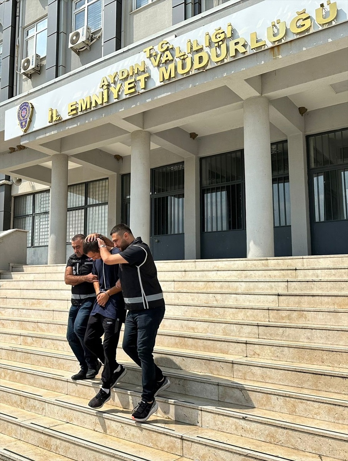 Aydın\'da silah kaçakçılığı operasyonu: 5 adet uzun namlulu otomatik tüfek ele geçirildi