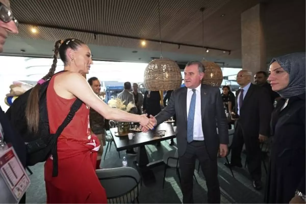 Gençlik ve Spor Bakanı A Milli Kadın Voleybol Takımı\'nı ziyaret etti