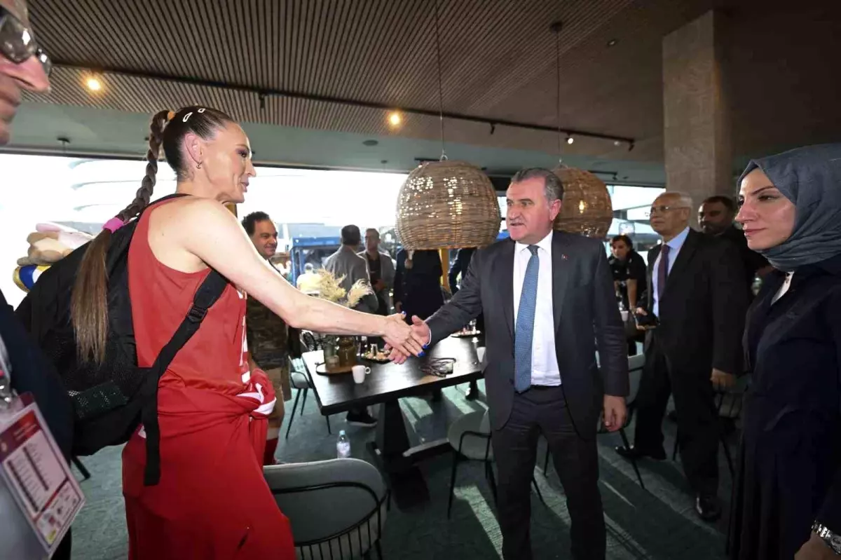 Gençlik ve Spor Bakanı Osman Aşkın Bak, A Milli Kadın Voleybol Takımı\'nı ziyaret etti