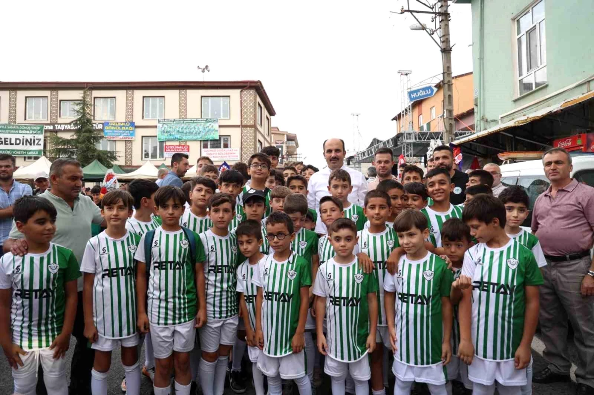 Konya Büyükşehir Belediye Başkanı Uğur İbrahim Altay, Üzümlü Mahallesi\'nde Vatandaşlarla Buluştu
