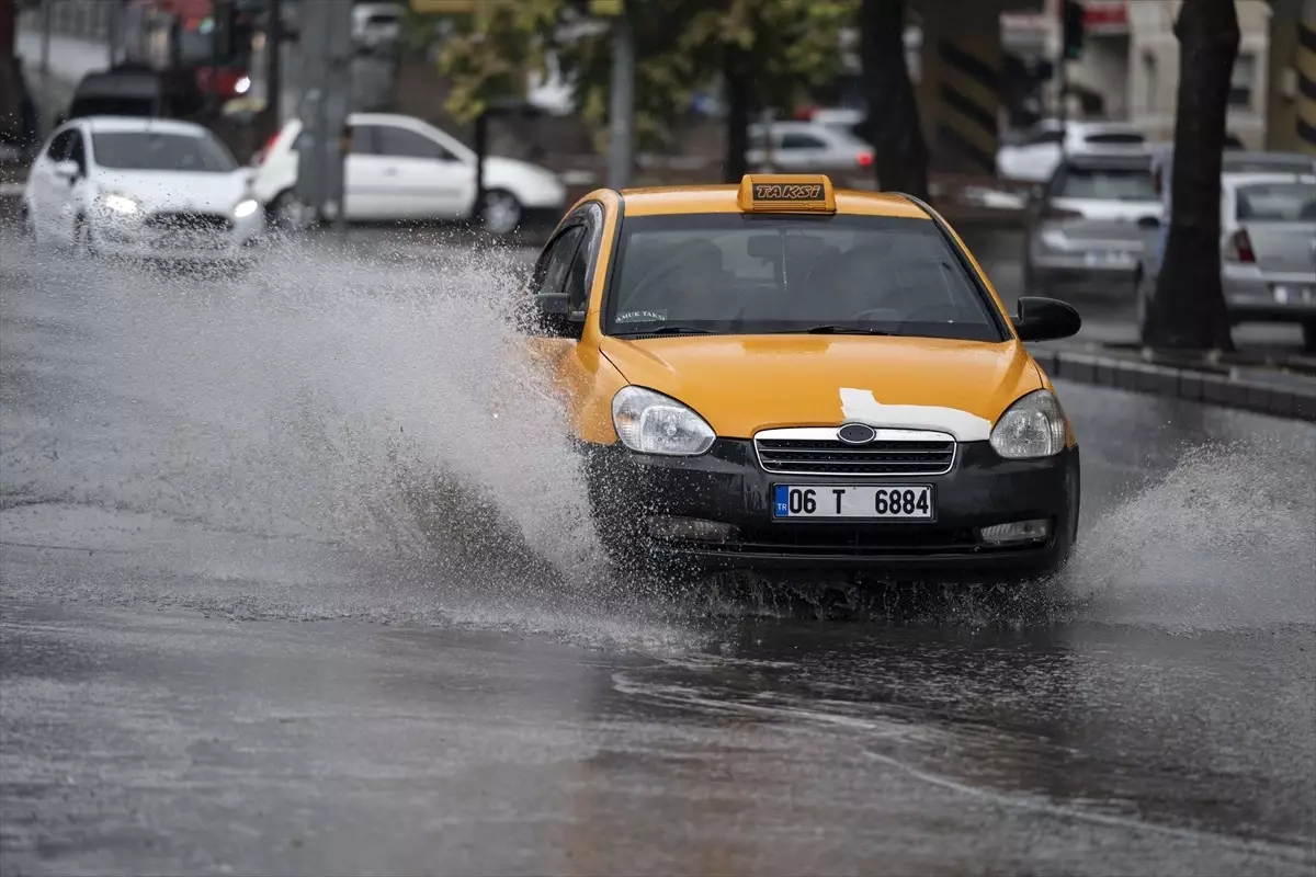 Ankara\'da Öğle Saatlerinde Sağanak Yağış Trafiği Olumsuz Etkiledi