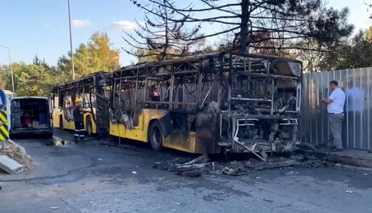 Büyükçekmece\'de İETT Otobüsü Alev Alev Yandı
