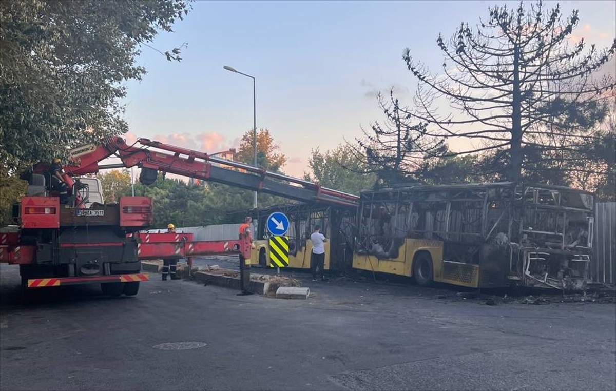 Büyükçekmece\'de park halindeyken yanan İETT otobüsü kullanılamaz hale geldi