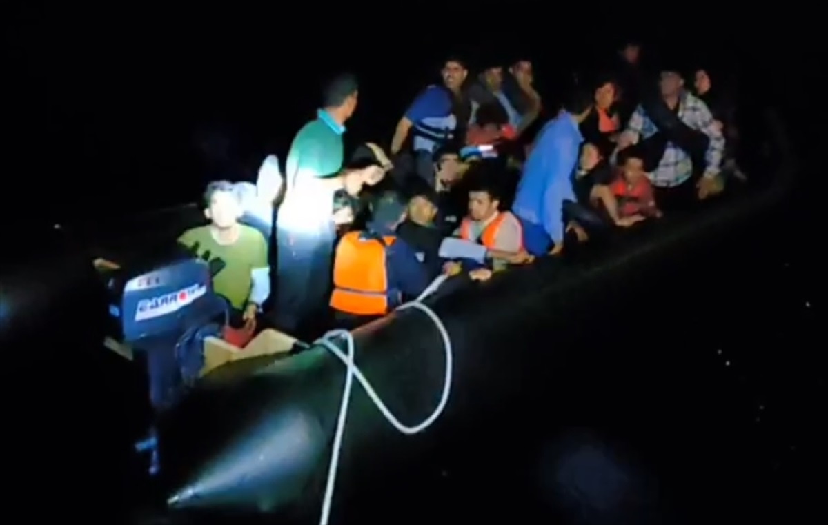 Ayvacık\'ta lastik botta 34 düzensiz göçmen yakalandı