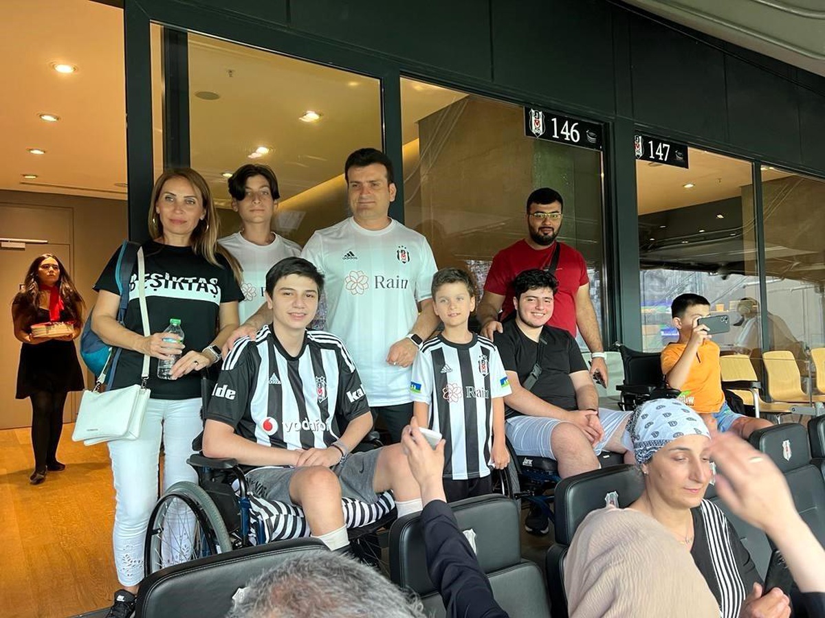 Depremzedeler Beşiktaş-Sivasspor maçını izledi