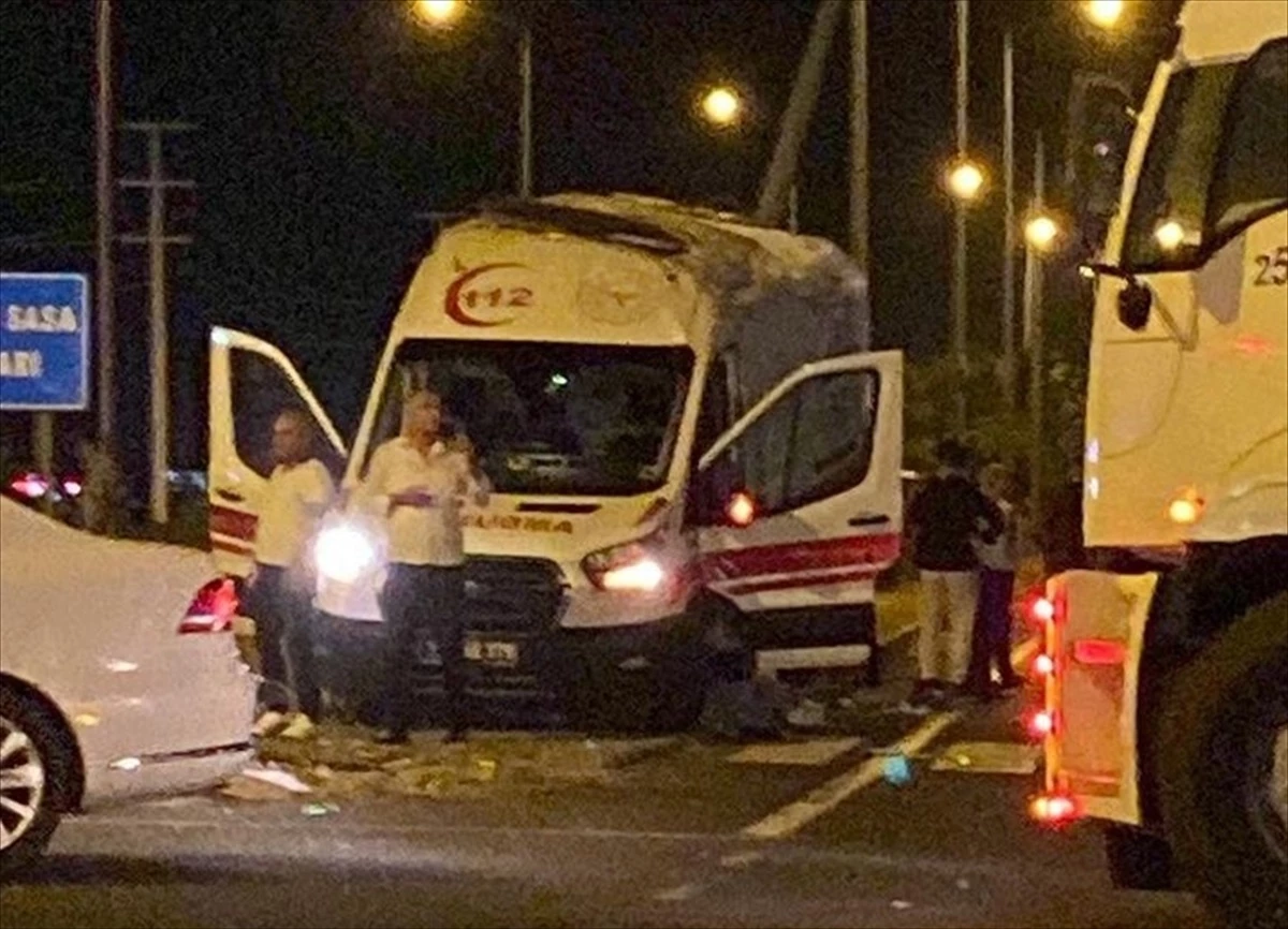 Diyarbakır\'da Yolcu Otobüsü ile Ambulans Çarpıştı: 1 Yaralı