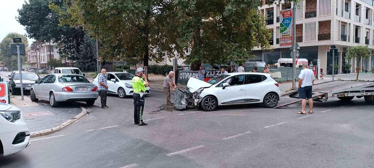 Düzce\'de Otomobil Çarpışması: 2 Kişi Yaralandı