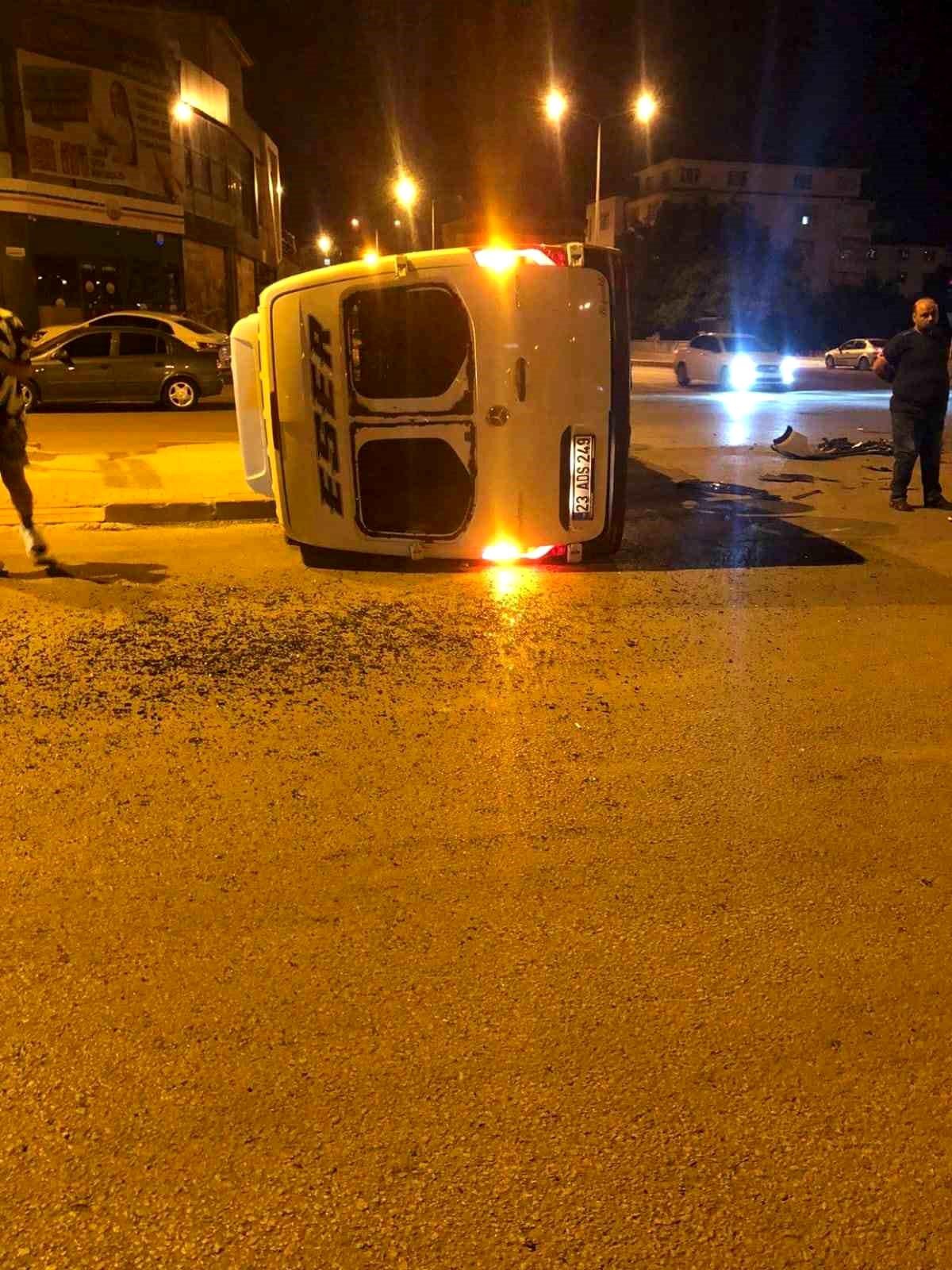 Elazığ\'da minibüs ile otomobil çarpıştı: 1 yaralı